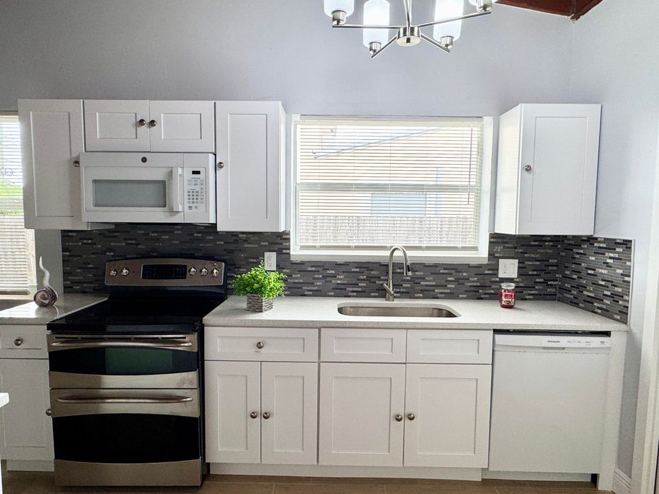 For Rent: $3,900 (3 beds, 1 baths, 1428 Square Feet)