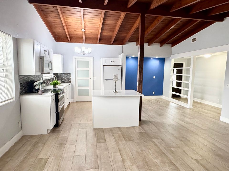 For Rent: $3,900 (3 beds, 1 baths, 1428 Square Feet)