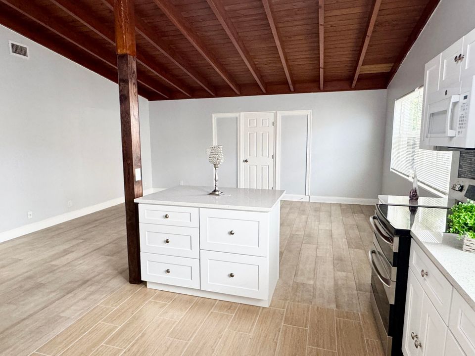 For Rent: $3,900 (3 beds, 1 baths, 1428 Square Feet)