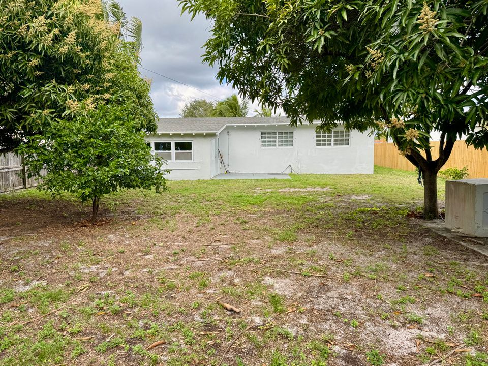 For Rent: $3,900 (3 beds, 1 baths, 1428 Square Feet)