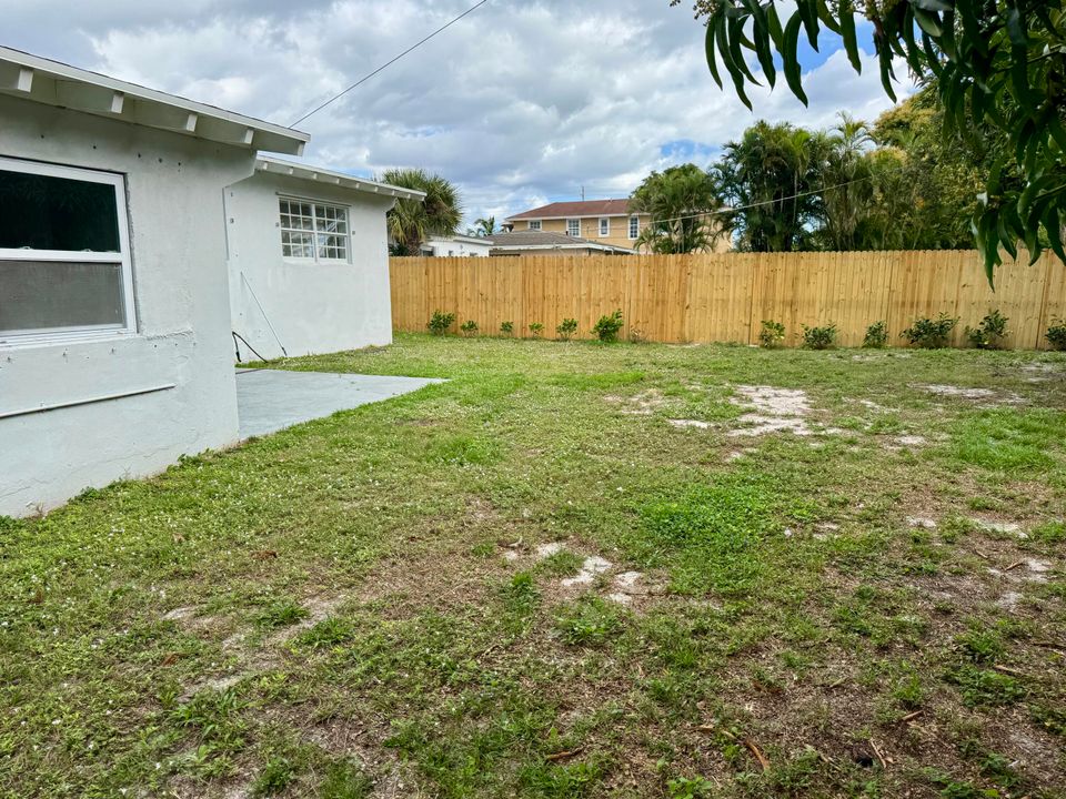 For Rent: $3,900 (3 beds, 1 baths, 1428 Square Feet)