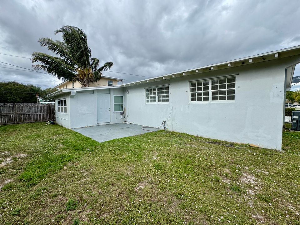 For Rent: $3,900 (3 beds, 1 baths, 1428 Square Feet)