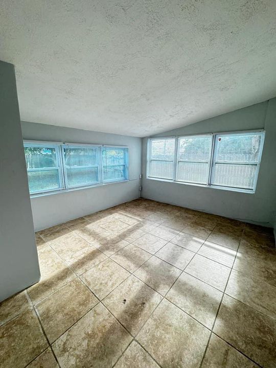 For Rent: $3,900 (3 beds, 1 baths, 1428 Square Feet)