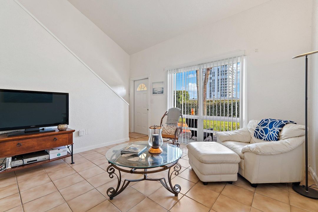 На продажу: $240,000 (1 спален, 1 ванн, 957 Квадратных фут)