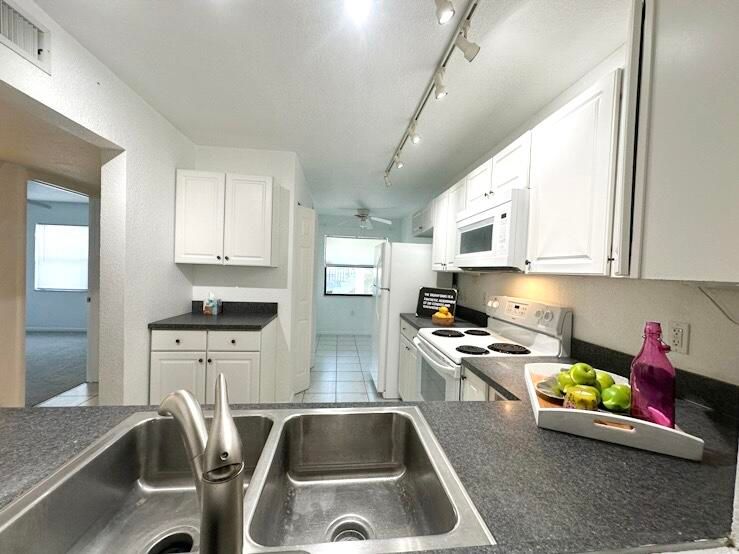 For Sale: $289,900 (2 beds, 2 baths, 1348 Square Feet)