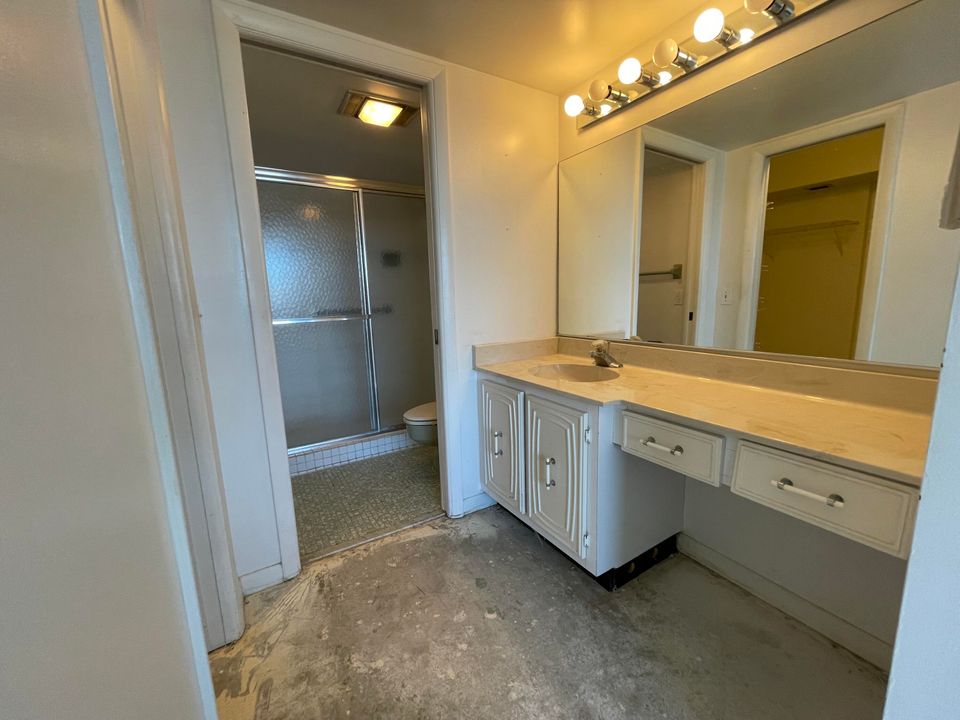 На продажу: $269,900 (2 спален, 2 ванн, 1200 Квадратных фут)