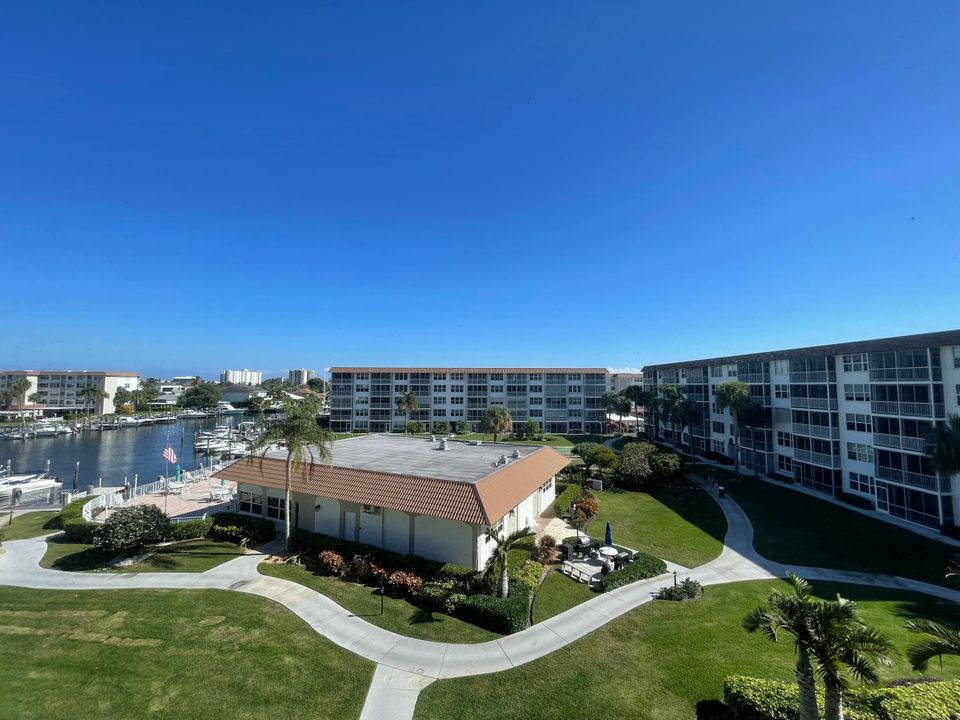 На продажу: $269,900 (2 спален, 2 ванн, 1200 Квадратных фут)