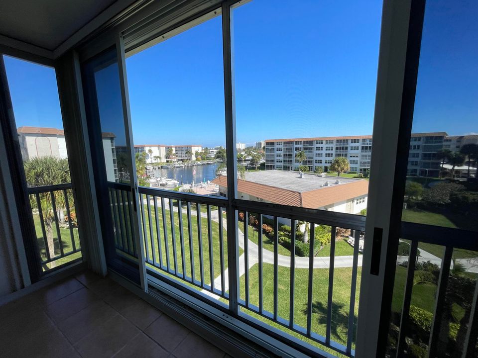 На продажу: $269,900 (2 спален, 2 ванн, 1200 Квадратных фут)