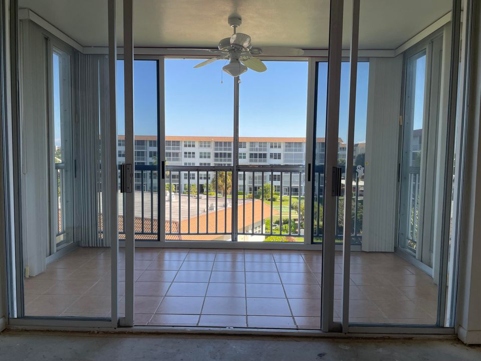 На продажу: $269,900 (2 спален, 2 ванн, 1200 Квадратных фут)