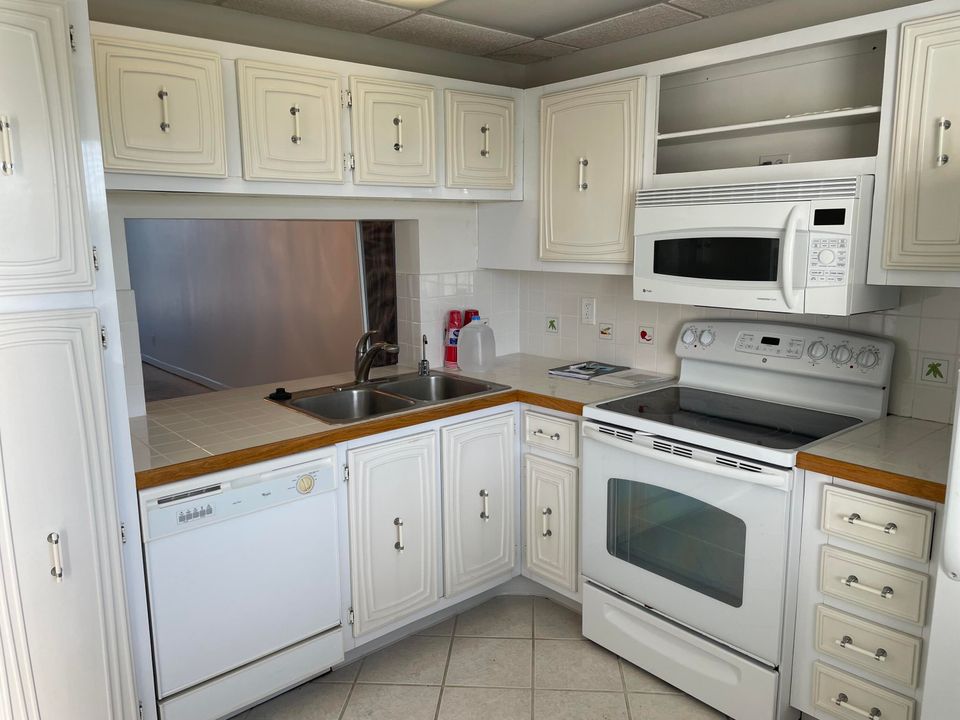 На продажу: $269,900 (2 спален, 2 ванн, 1200 Квадратных фут)