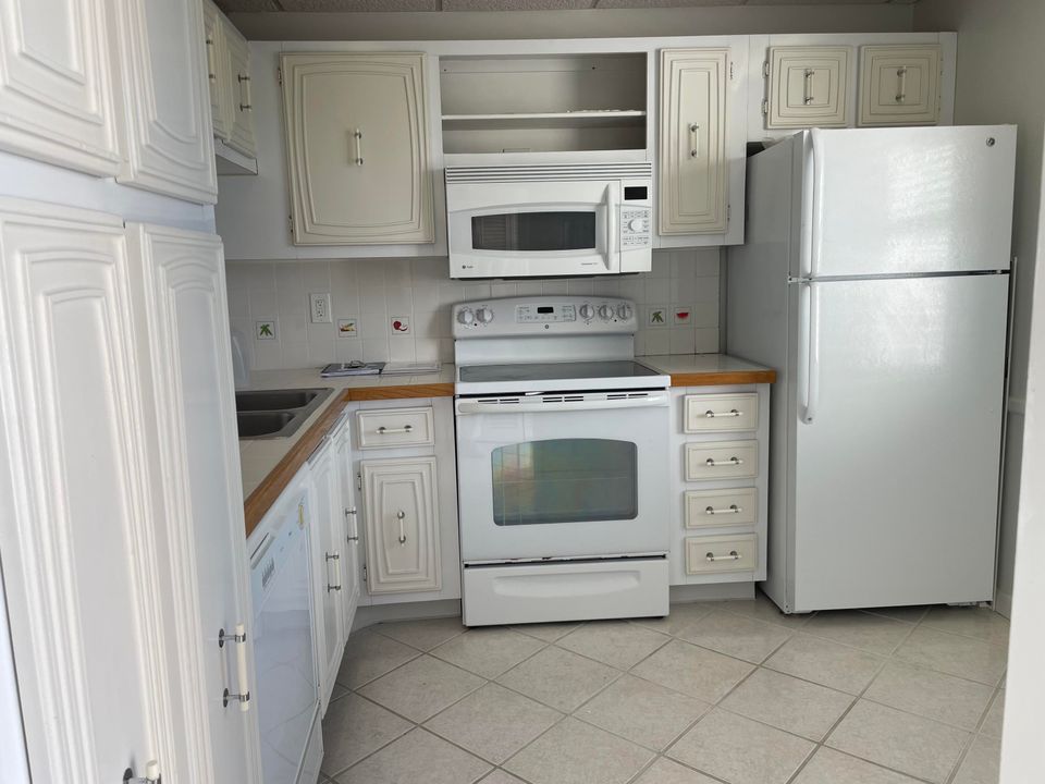 На продажу: $269,900 (2 спален, 2 ванн, 1200 Квадратных фут)