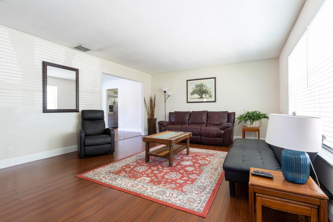 En Venta: $699,000 (3 camas, 2 baños, 1274 Pies cuadrados)