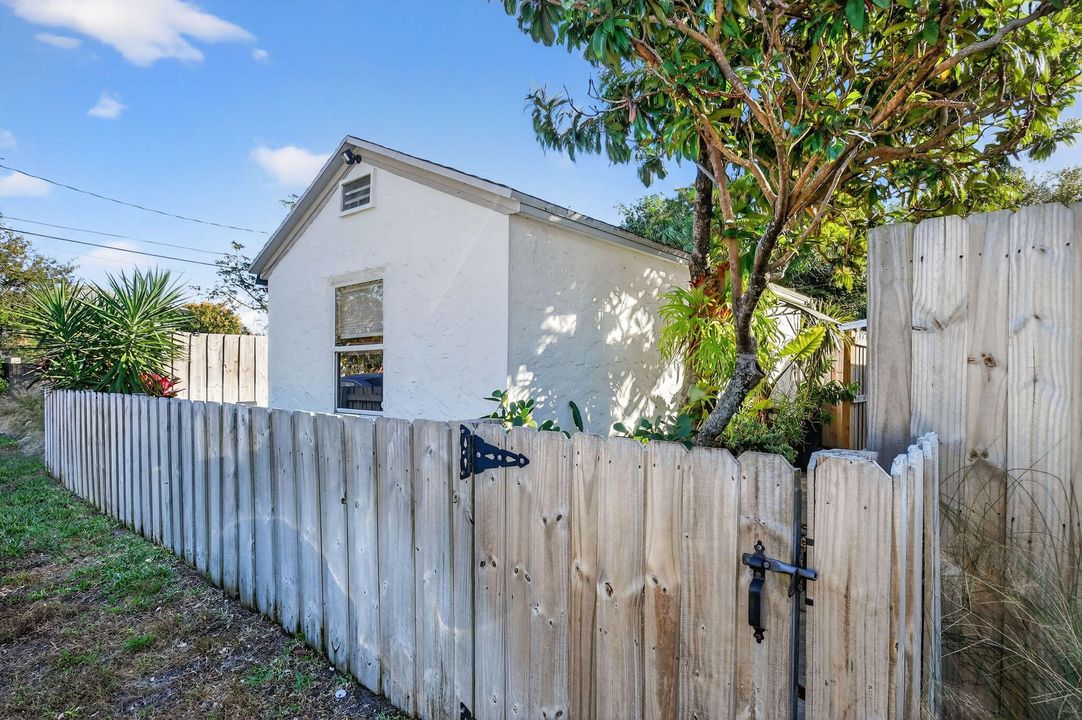 For Rent: $2,500 (1 beds, 1 baths, 252 Square Feet)