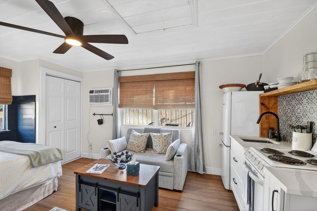 For Rent: $2,500 (1 beds, 1 baths, 252 Square Feet)