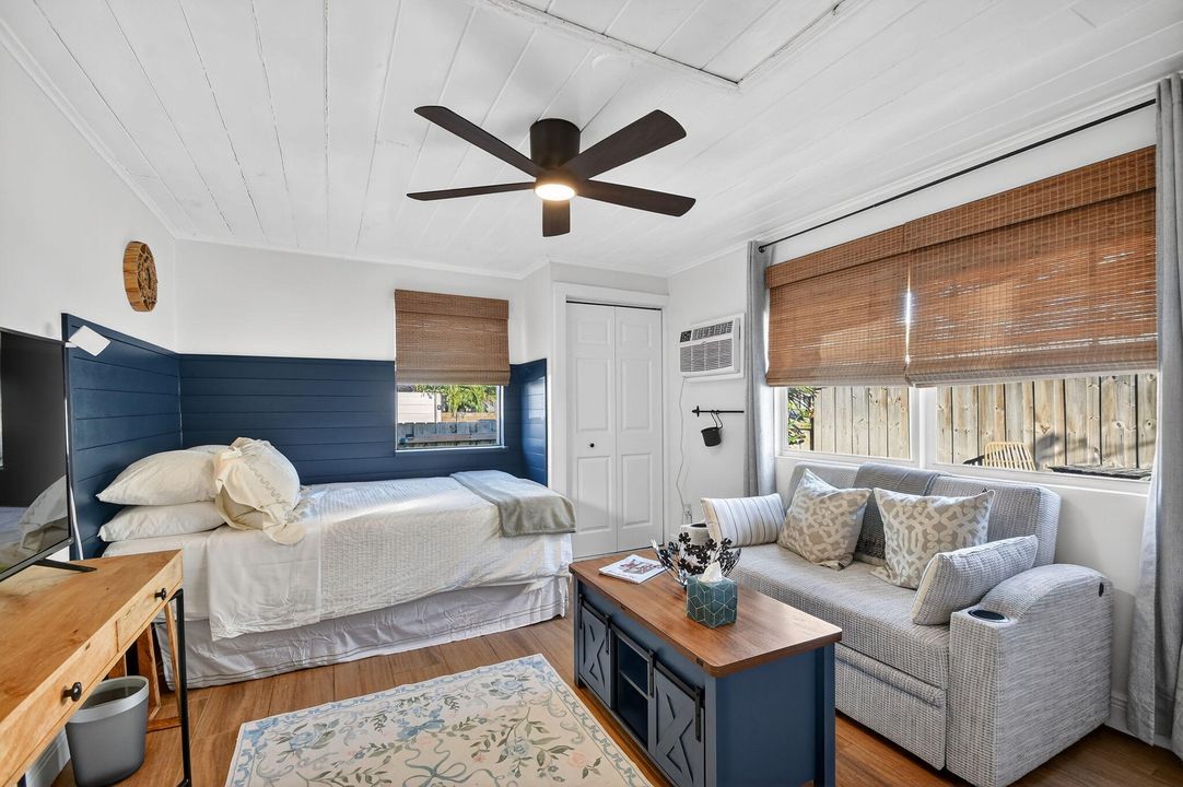 For Rent: $2,500 (1 beds, 1 baths, 252 Square Feet)