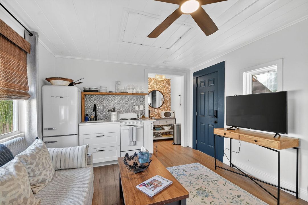 For Rent: $2,500 (1 beds, 1 baths, 252 Square Feet)