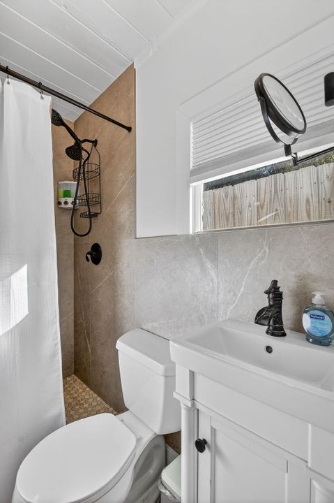 For Rent: $2,500 (1 beds, 1 baths, 252 Square Feet)