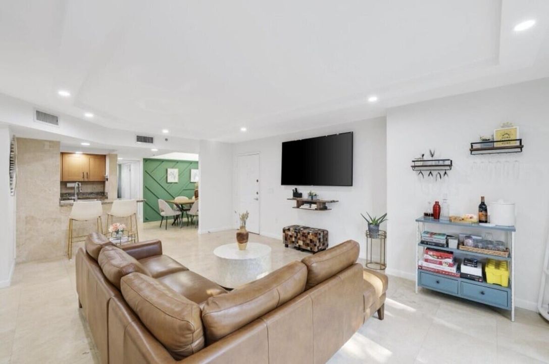 出租: $3,350 (3 贝兹, 3 浴室, 1438 平方英尺)