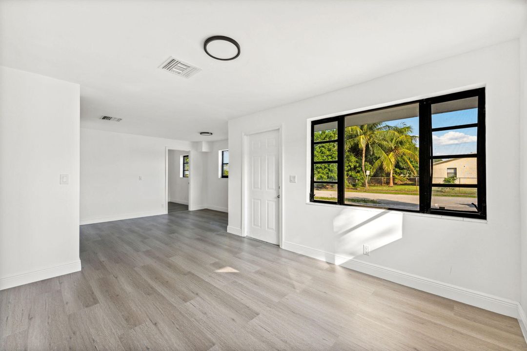 For Rent: $3,200 (4 beds, 2 baths, 1175 Square Feet)