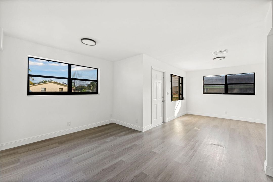 For Rent: $3,200 (4 beds, 2 baths, 1175 Square Feet)