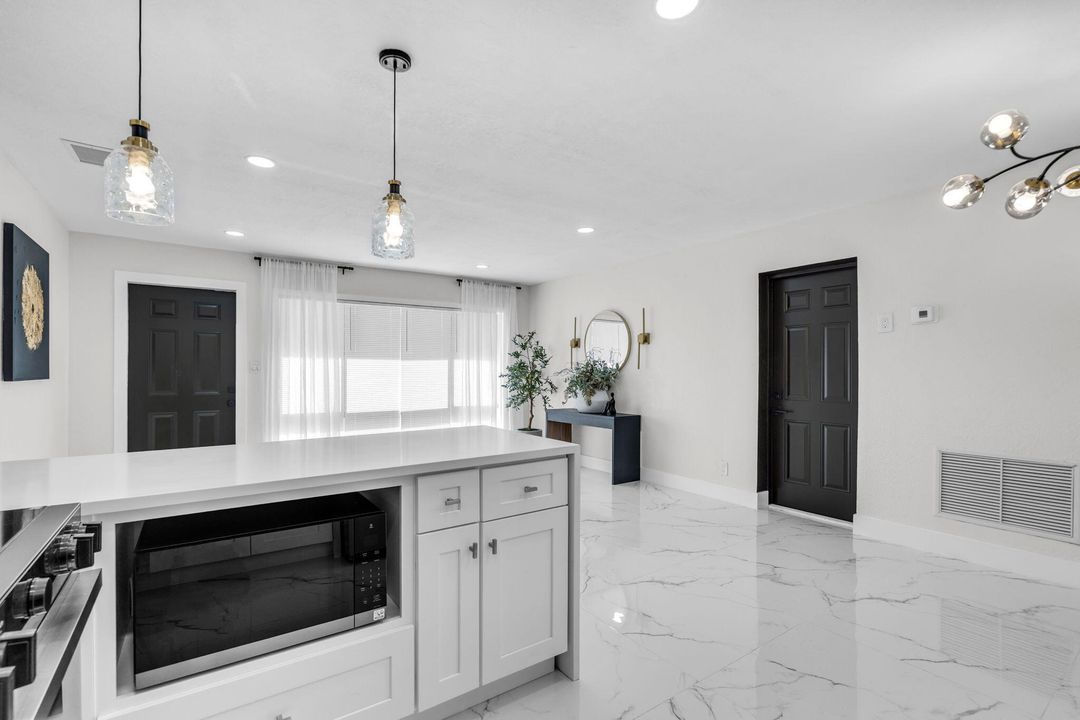 For Sale: $529,900 (3 beds, 2 baths, 1400 Square Feet)