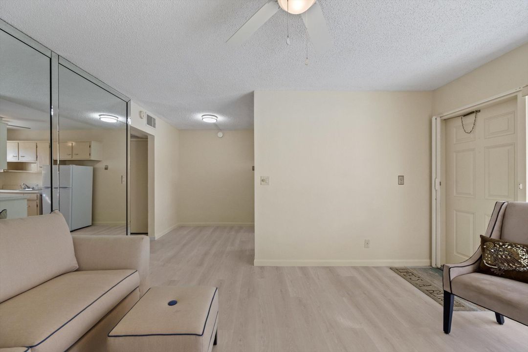 待售: $179,900 (1 贝兹, 1 浴室, 560 平方英尺)