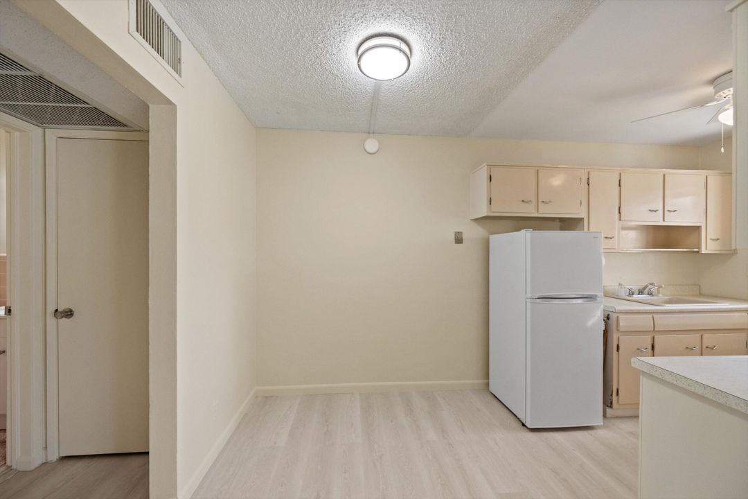 待售: $179,900 (1 贝兹, 1 浴室, 560 平方英尺)