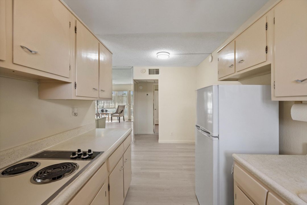 待售: $179,900 (1 贝兹, 1 浴室, 560 平方英尺)