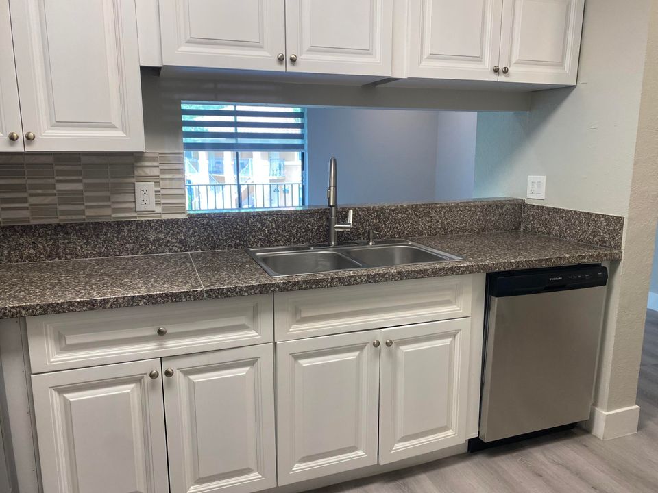 For Rent: $2,550 (3 beds, 2 baths, 1100 Square Feet)