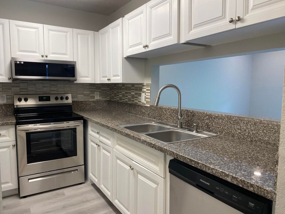 For Rent: $2,550 (3 beds, 2 baths, 1100 Square Feet)