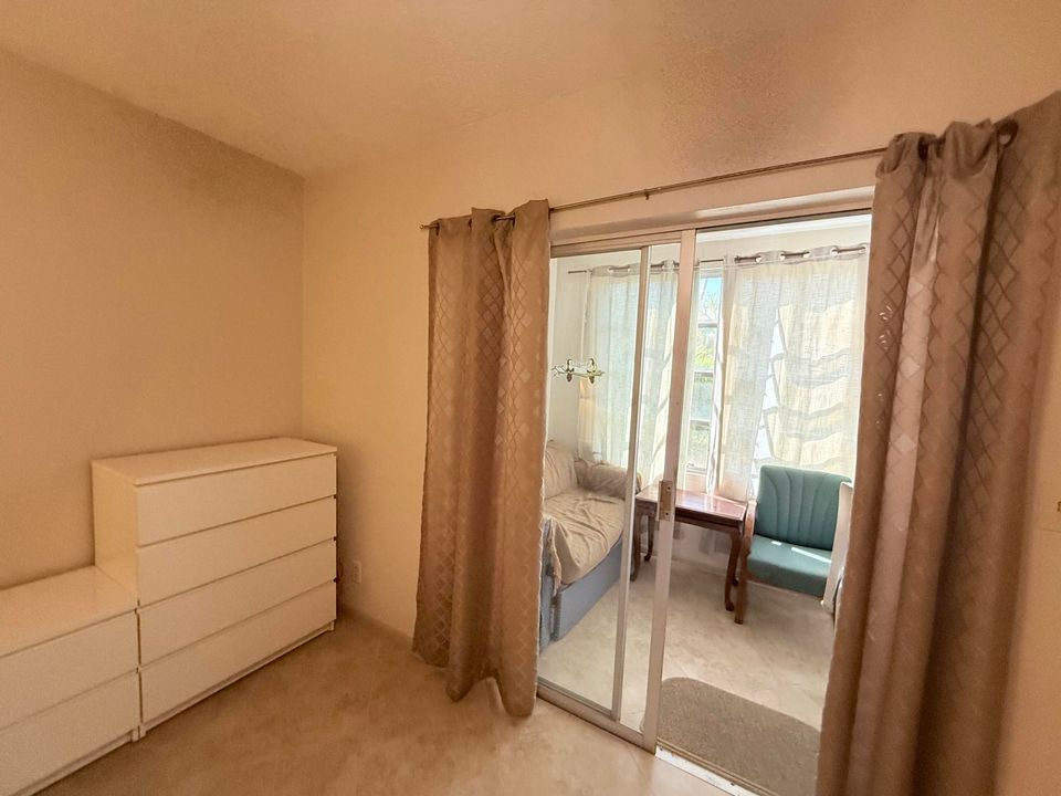 For Sale: $120,000 (1 beds, 1 baths, 640 Square Feet)