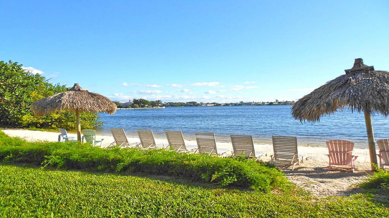 待售: $330,000 (2 贝兹, 2 浴室, 972 平方英尺)