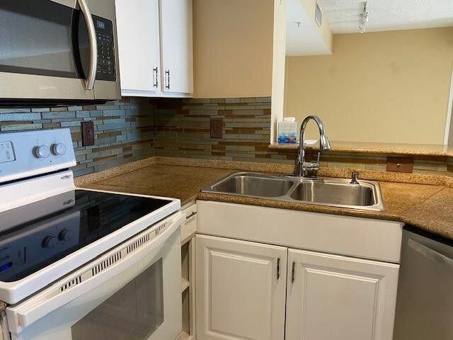 待售: $330,000 (2 贝兹, 2 浴室, 972 平方英尺)