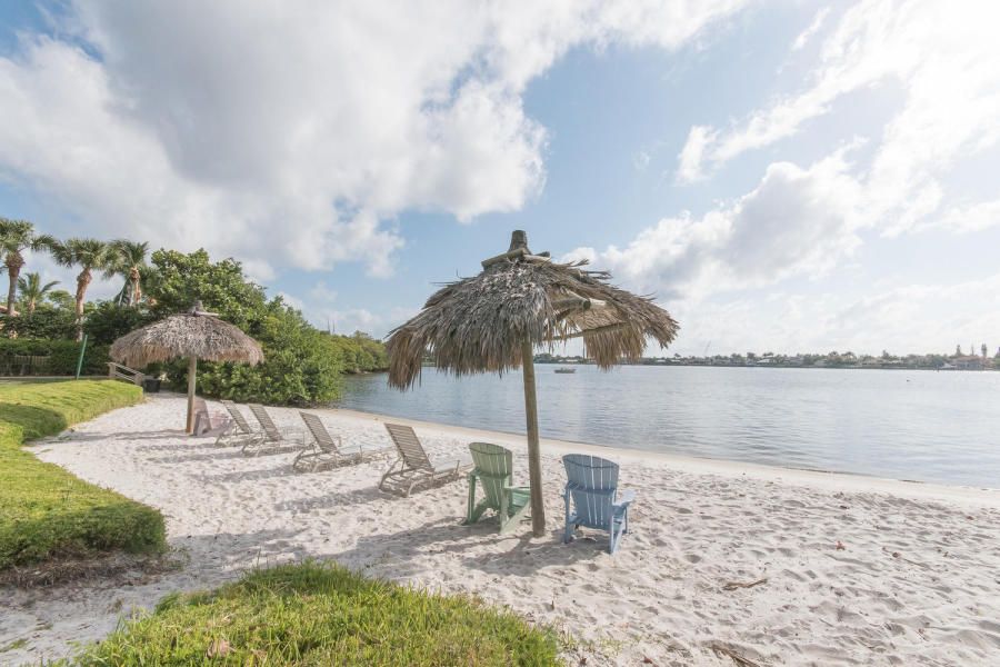 待售: $330,000 (2 贝兹, 2 浴室, 972 平方英尺)