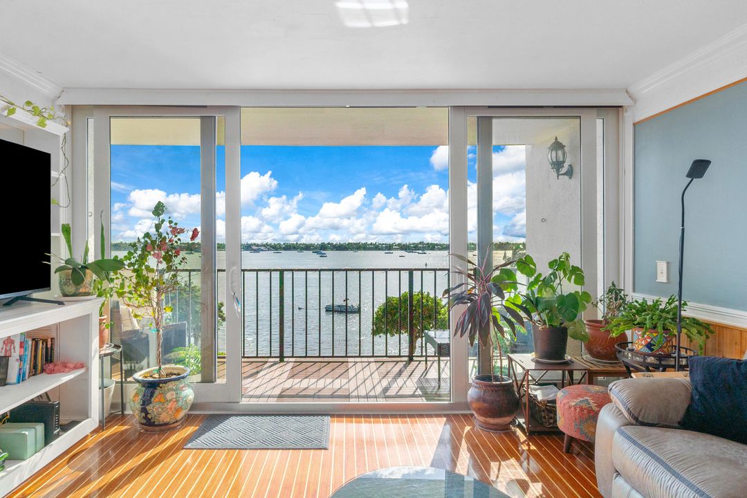 For Rent: $2,800 (2 beds, 2 baths, 1170 Square Feet)