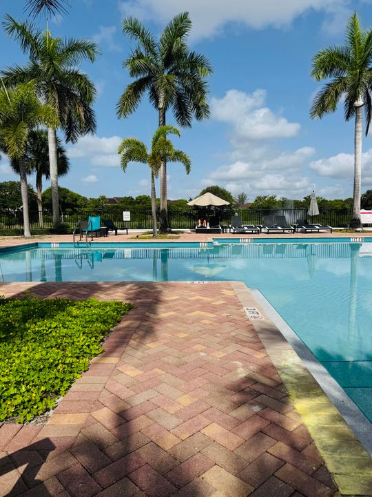 For Rent: $2,400 (2 beds, 2 baths, 1326 Square Feet)