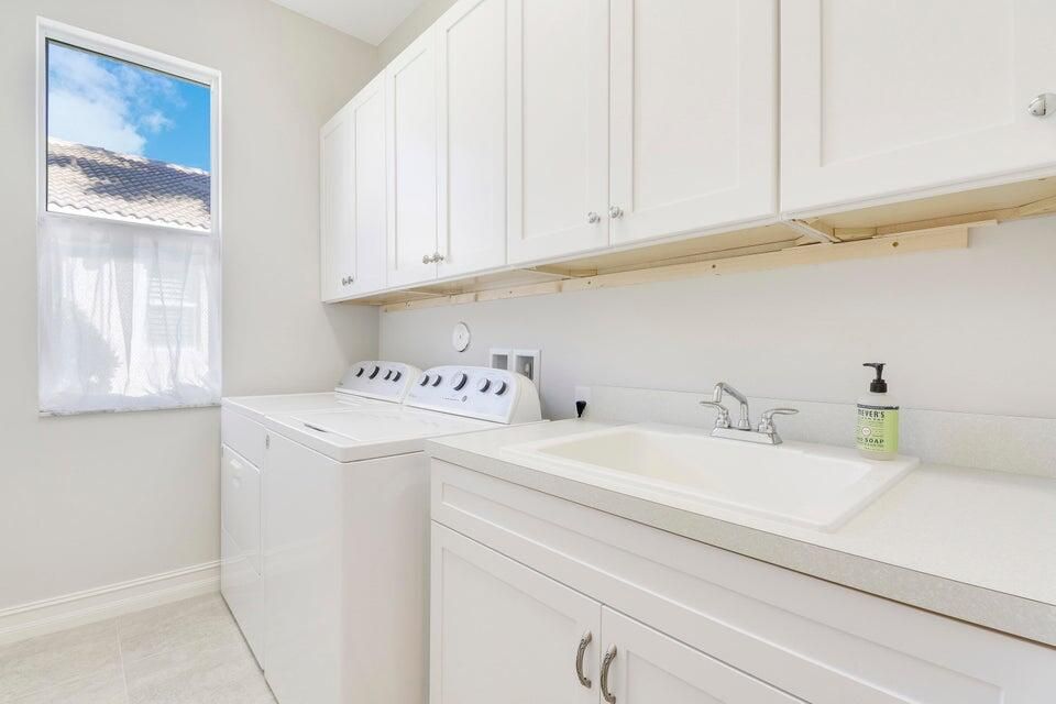 For Rent: $9,750 (3 beds, 2 baths, 2570 Square Feet)