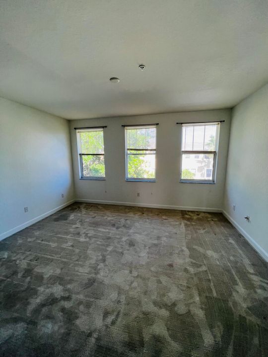 For Rent: $2,400 (2 beds, 2 baths, 1326 Square Feet)