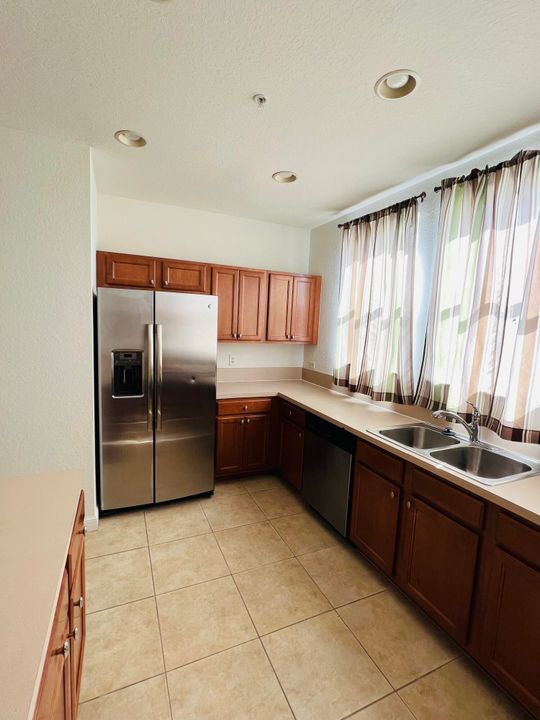 For Rent: $2,400 (2 beds, 2 baths, 1326 Square Feet)