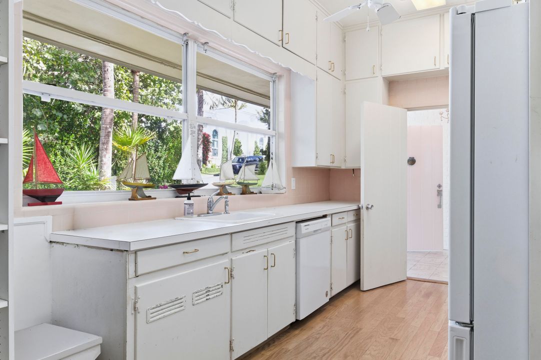 For Sale: $9,295,000 (4 beds, 3 baths, 2688 Square Feet)