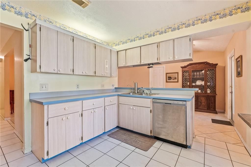 For Sale: $235,000 (3 beds, 2 baths, 1302 Square Feet)