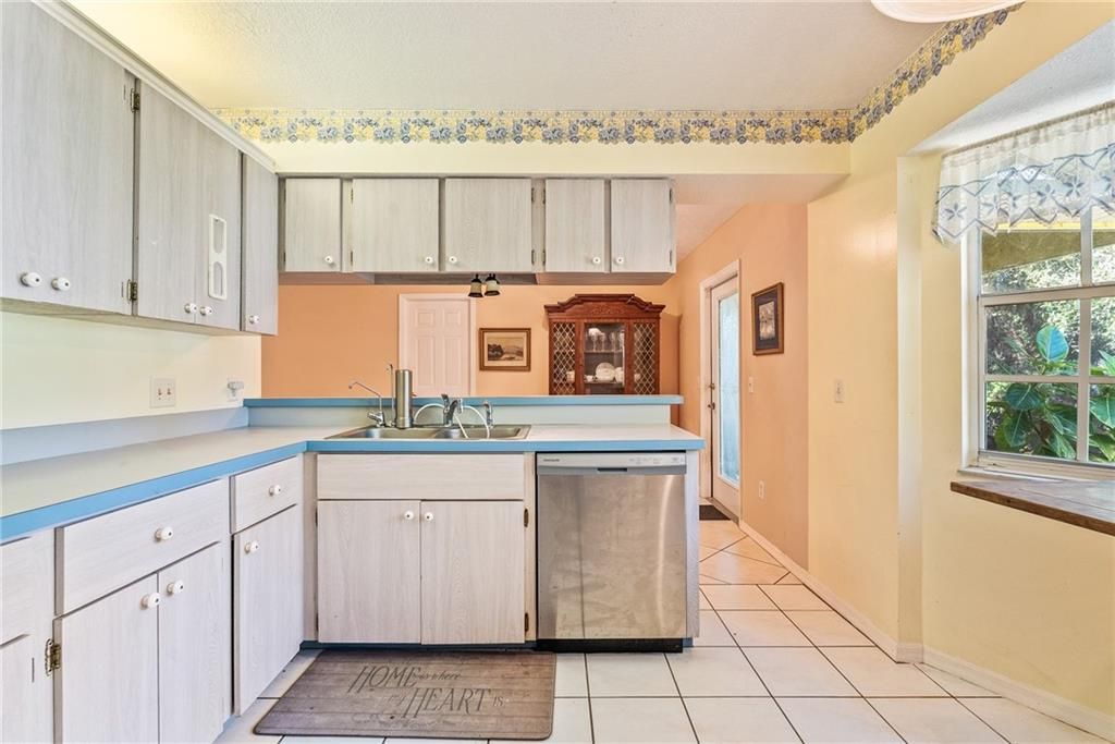 For Sale: $235,000 (3 beds, 2 baths, 1302 Square Feet)