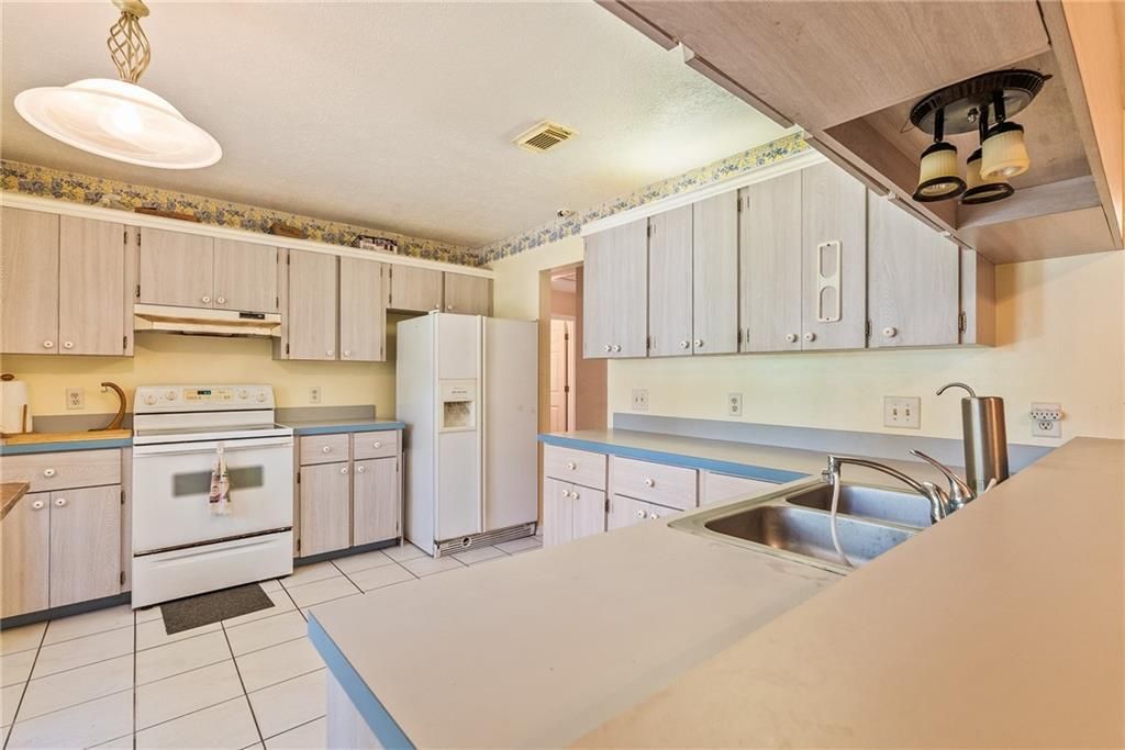 For Sale: $235,000 (3 beds, 2 baths, 1302 Square Feet)