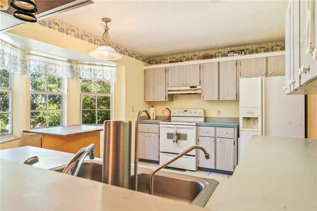 For Sale: $235,000 (3 beds, 2 baths, 1302 Square Feet)