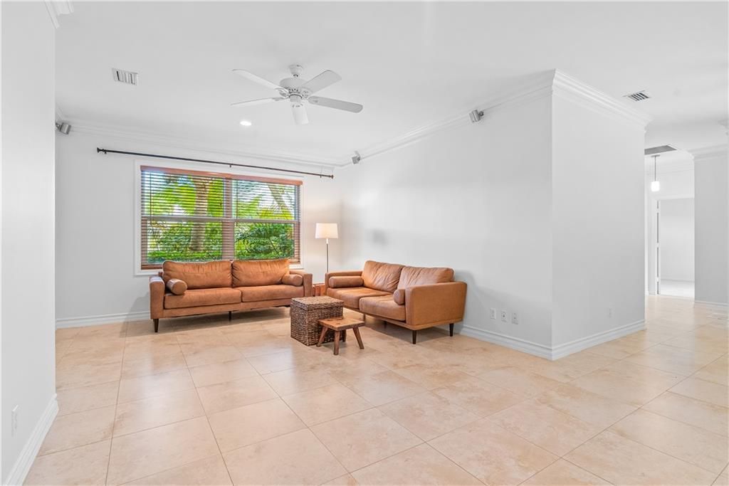 En Venta: $949,000 (4 camas, 3 baños, 2496 Pies cuadrados)