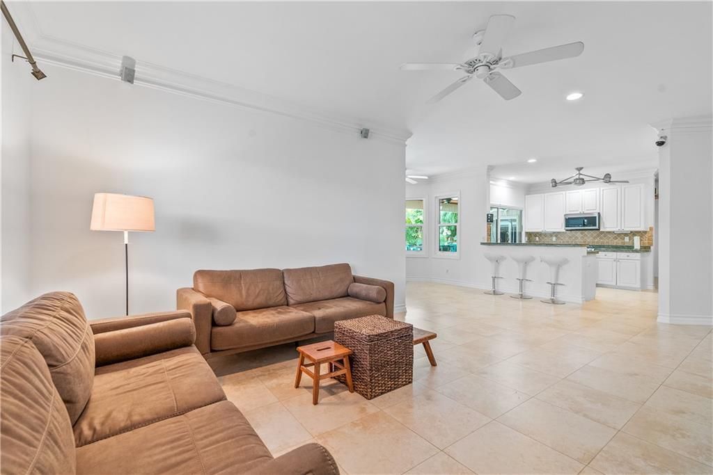 En Venta: $949,000 (4 camas, 3 baños, 2496 Pies cuadrados)