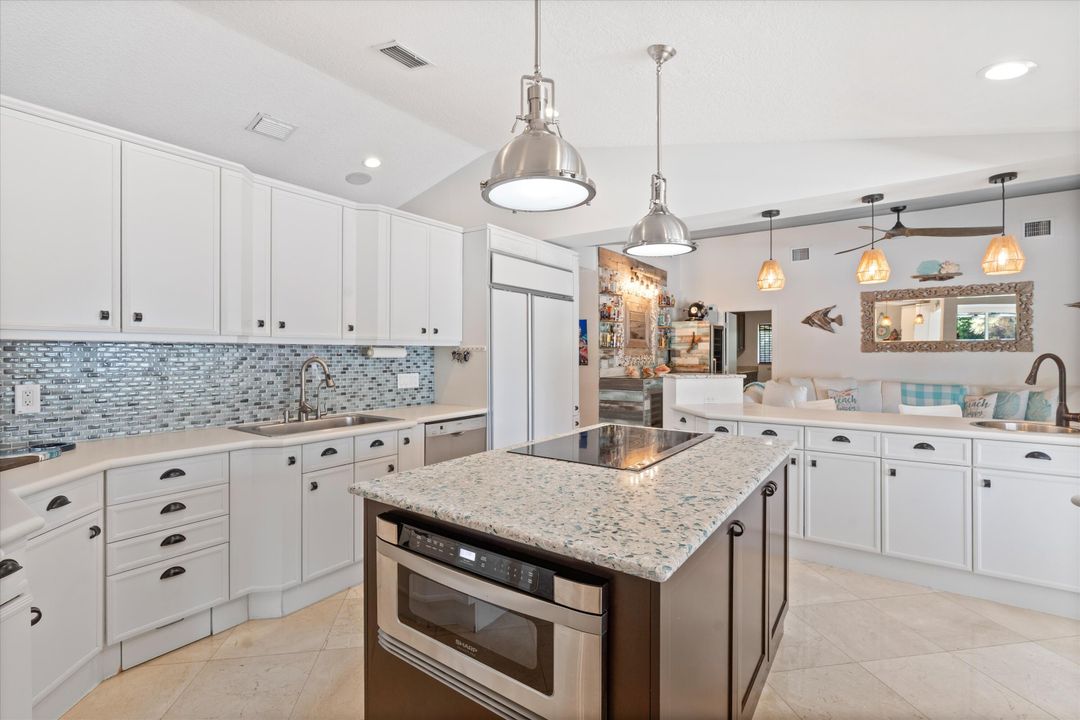 En Venta: $3,925,000 (4 camas, 2 baños, 2724 Pies cuadrados)