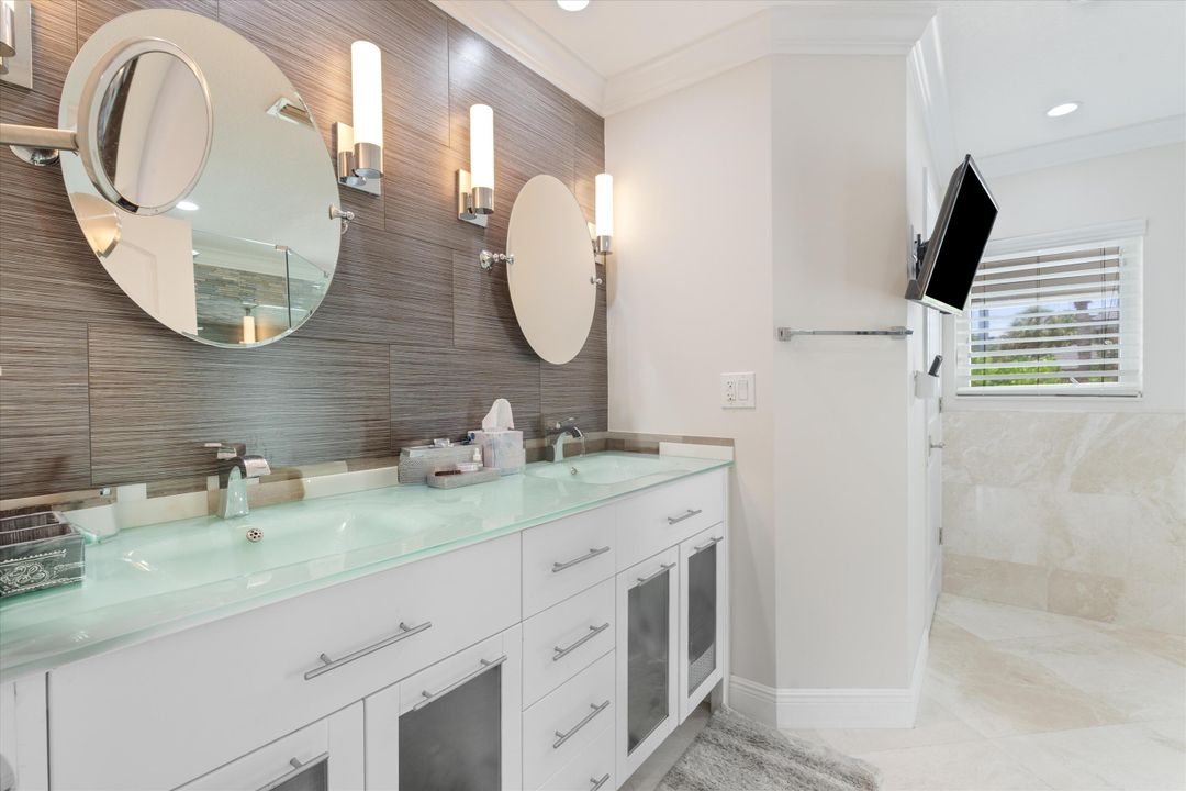 En Venta: $3,925,000 (4 camas, 2 baños, 2724 Pies cuadrados)