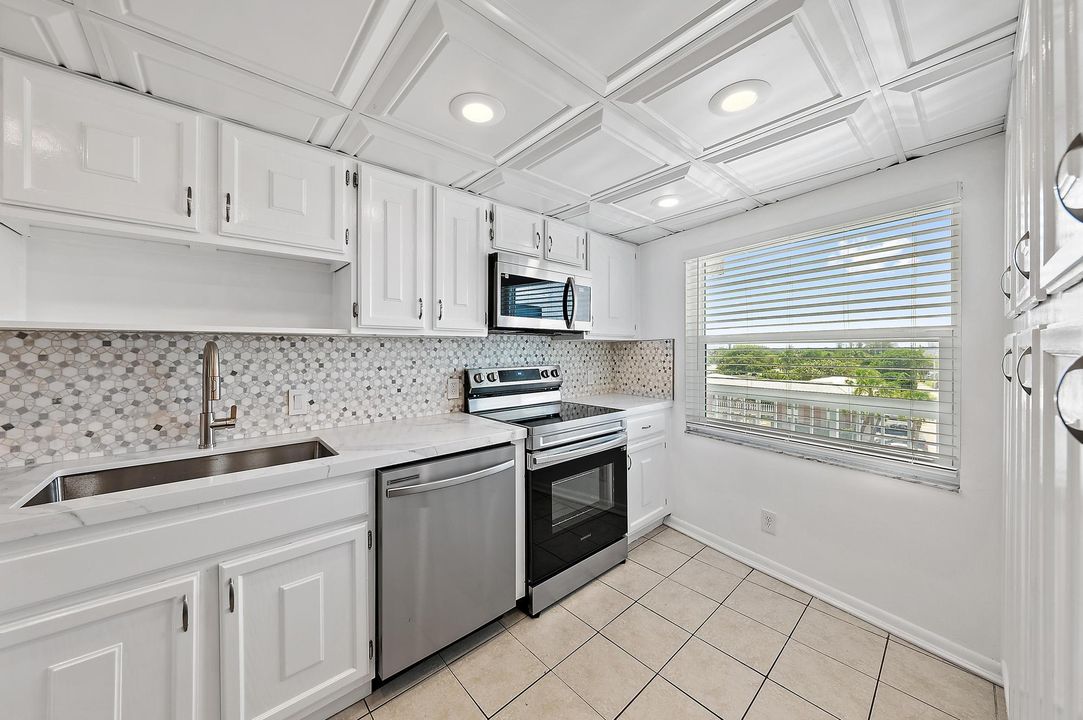 For Rent: $2,400 (2 beds, 2 baths, 1078 Square Feet)