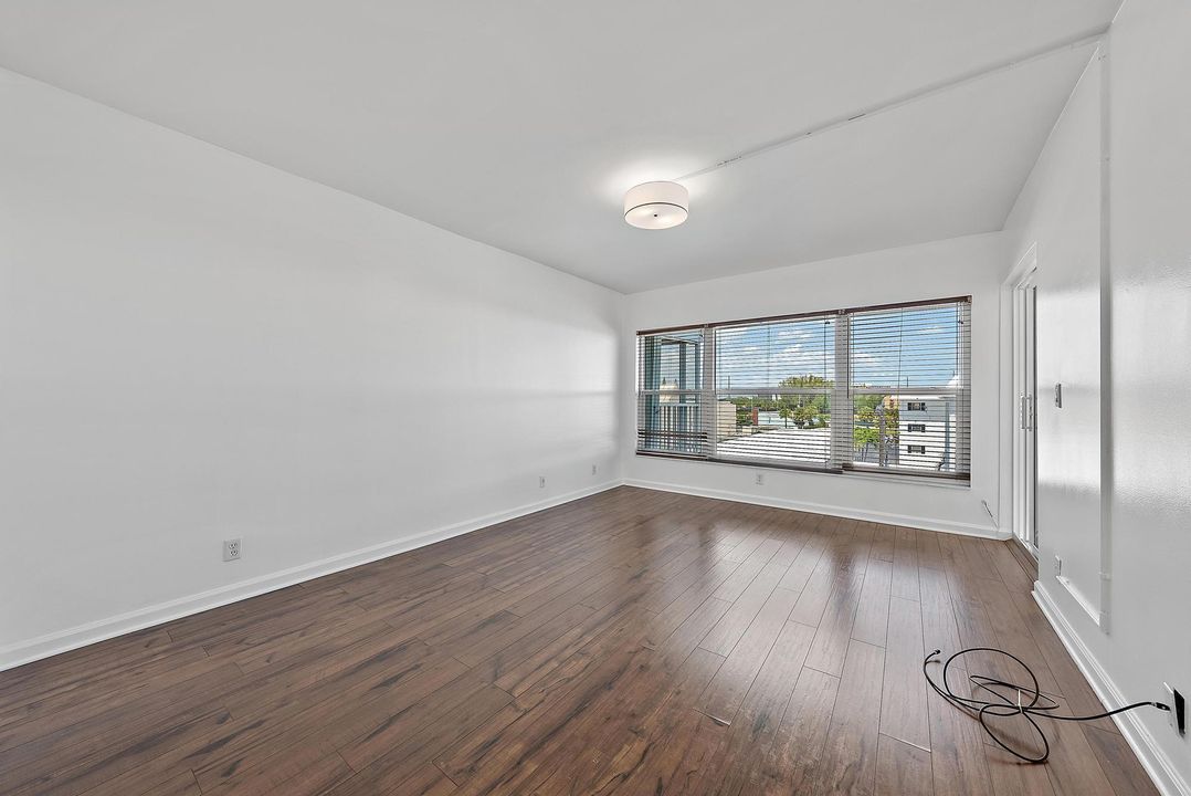 For Rent: $2,400 (2 beds, 2 baths, 1078 Square Feet)